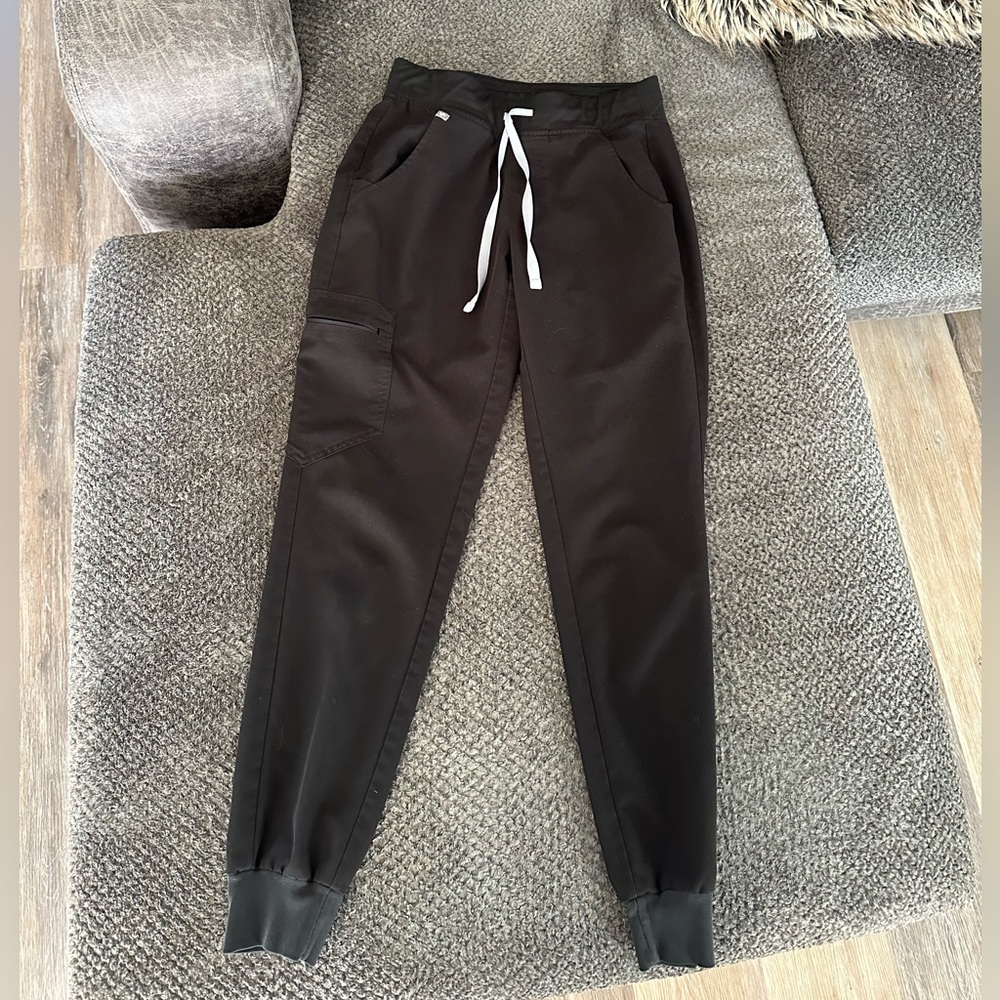 Figs jogger scrubs!